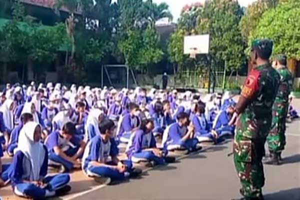 Babinsa Lowokwaru sampaikan wasbang kepada siswa SMPN 11 Malang. (ist) - Babinsa Lowokwaru Sampaikan Wasbang kepada Siswa SMPN 11 Malang