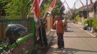 Babinsa Sukun bersama warga Bandungrejosari pasang umbul-umbul dan bendera. (ist) - Babinsa Sukun Bersama Warga Bandungrejosari Pasang Umbul-Umbul dan Bendera