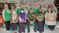 Babinsa Sukun dan nakes Puskesmas Mulyorejo dampingi posyandu balita dan lansia. (ist) - Cegah Stunting, Babinsa Sukun Dampingi Posyandu Balita dan Lansia Bandulan