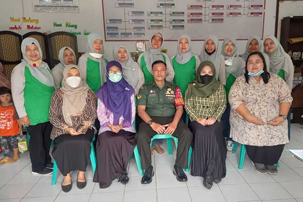 Babinsa Sukun dan nakes Puskesmas Mulyorejo dampingi posyandu balita dan lansia. (ist) - Cegah Stunting, Babinsa Sukun Dampingi Posyandu Balita dan Lansia Bandulan