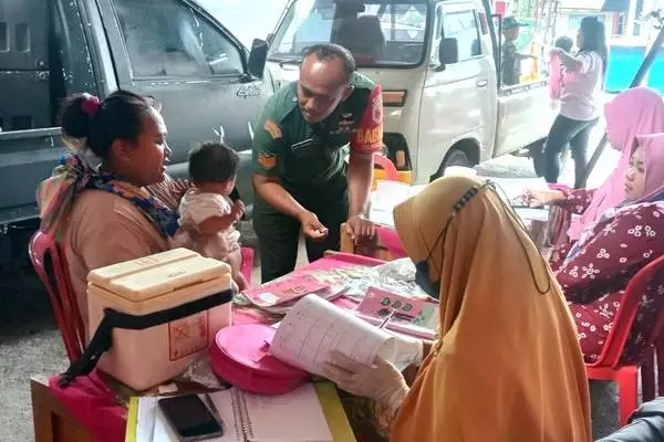 Babinsa Wonokoyo dampingi posyandu balita dan lansia. (ist)