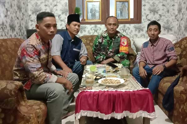 Babinsa Wonokoyo komsos dengan warga binaan. (ist) - Jalin Silaturahmi, Babinsa Wonokoyo Komsos dengan Warga Binaan