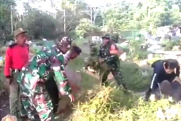 Babinsa bersama warga Polehan karya bakti di TPU Polehan. (ist) - Babinsa Bersama Warga Polehan Karya Bakti di TPU Polehan