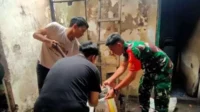 Babinsa bersama warga Sukoharjo bersihkan puing kebakaran rumah. (ist) - Babinsa Bersama Warga Sukoharjo Gerak Cepat Padamkan Kebakaran Rumah