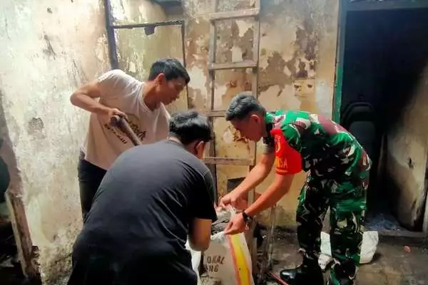 Babinsa bersama warga Sukoharjo bersihkan puing kebakaran rumah. (ist) - Babinsa Bersama Warga Sukoharjo Gerak Cepat Padamkan Kebakaran Rumah