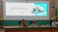 Bappeda Kabupaten Jombang Gelar Uji Publik II Kajian Lingkungan Hidup Strategis (KLHS) dengan menghadirkan narasumber dari Universitas Brawijaya, I Nyoman Suluh, bertempat di ruang Bung Tomo Pemerintah Kabupaten Jombang, Selasa (11/7/2023). (SERU.co.id/ful) - Bappeda Jombang Gelar Uji Publik II KLHS Datangkan Narsum dari UB Malang