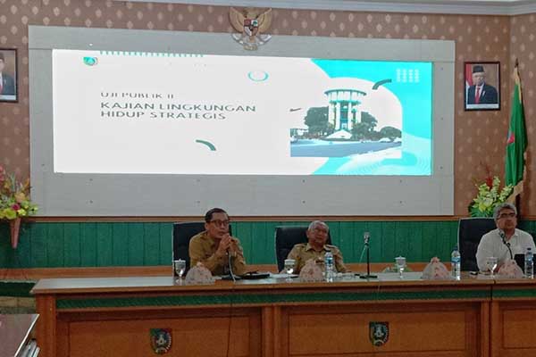 Bappeda Kabupaten Jombang Gelar Uji Publik II Kajian Lingkungan Hidup Strategis (KLHS) dengan menghadirkan narasumber dari Universitas Brawijaya, I Nyoman Suluh, bertempat di ruang Bung Tomo Pemerintah Kabupaten Jombang, Selasa (11/7/2023). (SERU.co.id/ful) - Bappeda Jombang Gelar Uji Publik II KLHS Datangkan Narsum dari UB Malang