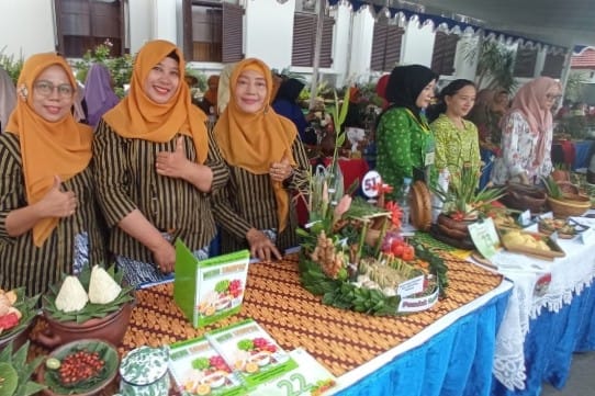 beberapa peserta yang menampilkan menu ciptaan mereka di fashion and food festival