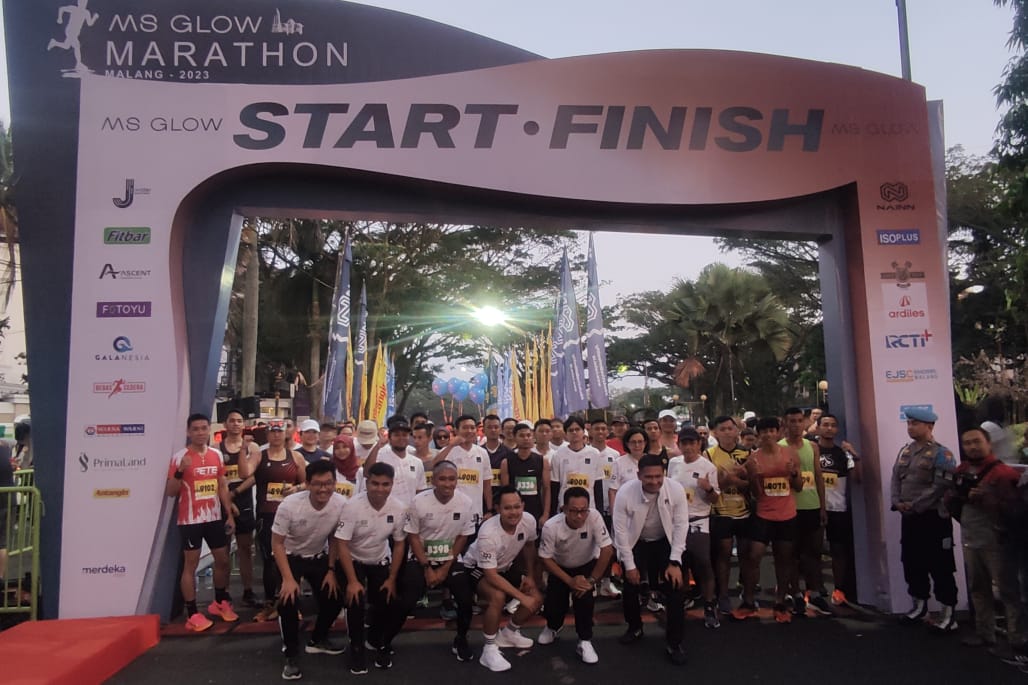 Berfoto bersama para peserta MS Glow Malang Marathon 2023, yang akan mengambil start. (rhd)