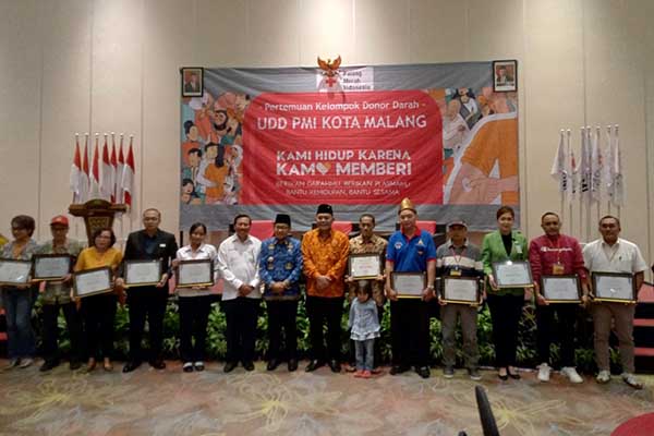 Berikan apresiasi kepada pendonor darah. (ist) - Penuhi Kebutuhan Darah, Pemkot Malang Bersama PMI Jalin MoU dan Apresiasi Pendonor