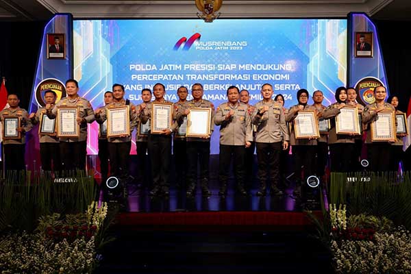 Bersama satker jajaran Polda Jatim berprestasi lainnya. (ist) - Kapolresta Malang Kota Terima Penghargaan Satker Berprestasi Kategori A Polda Jatim