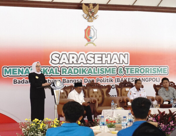 bupati anna mu’awanah pada acara sarasehan 'menangkal radikalisme dan terorisme di kabupaten bojonegoro' yang digelar di pendopo malowopati