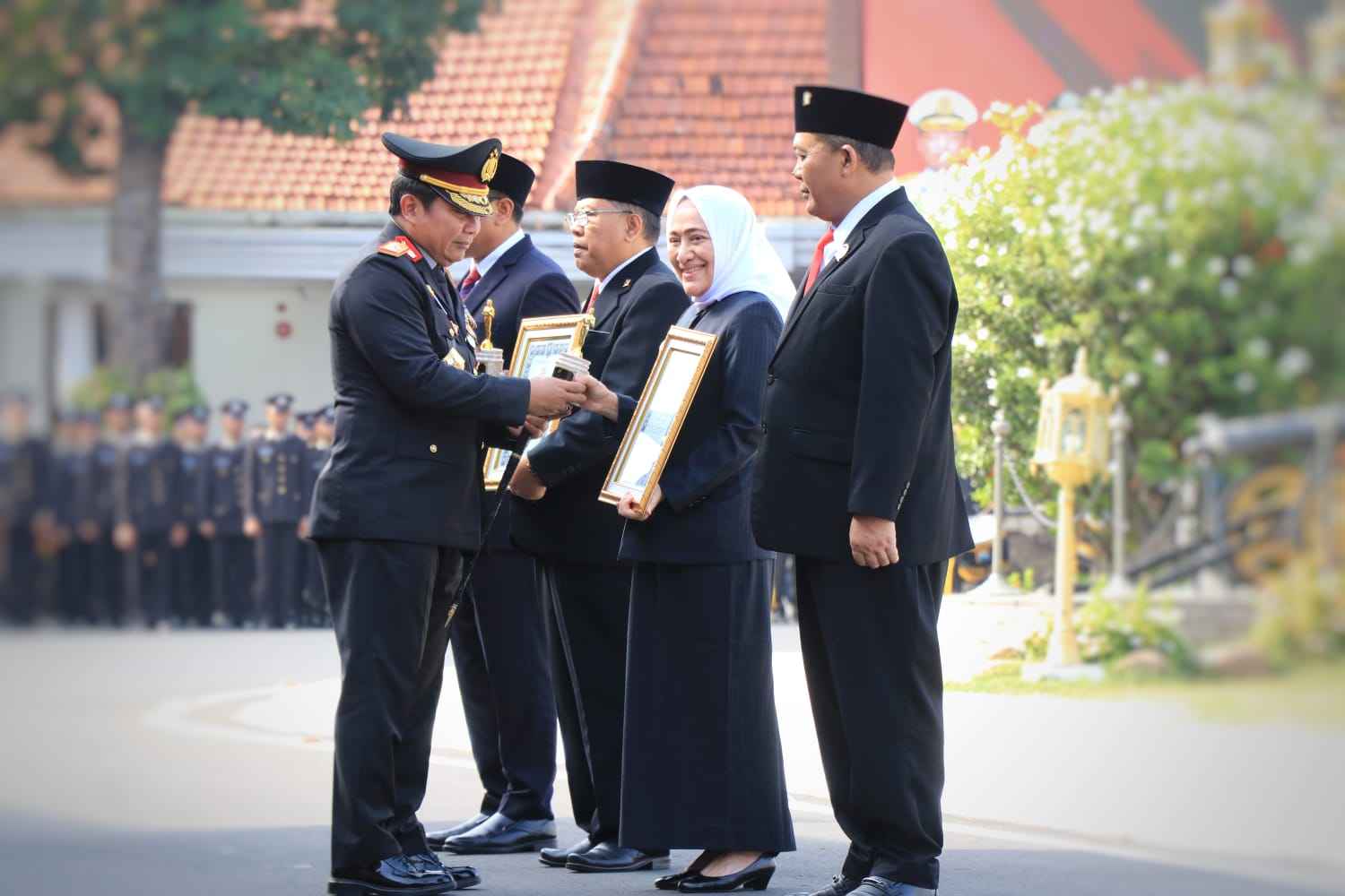 bupati bojonegoro anna mu'awanah menerima penghargaan tan hana dharma mangrwa dari kapolda jawa timur 11zon