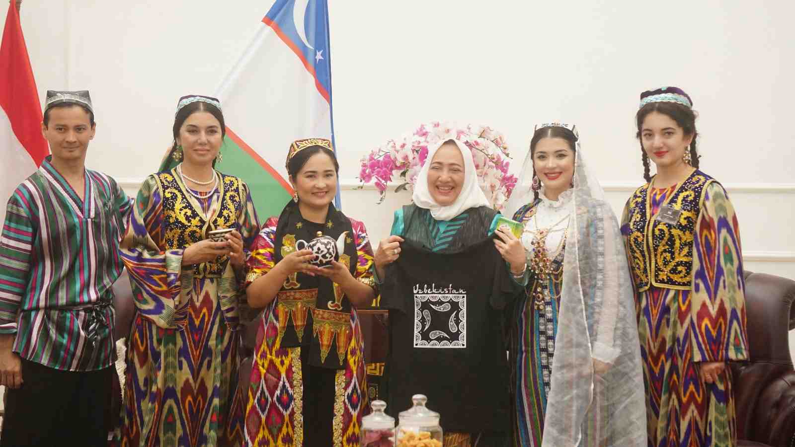 bupati bojonegoro sambut delegasi 4 negara di b tiff, kenalkan wayang dan batik thengul 11zon