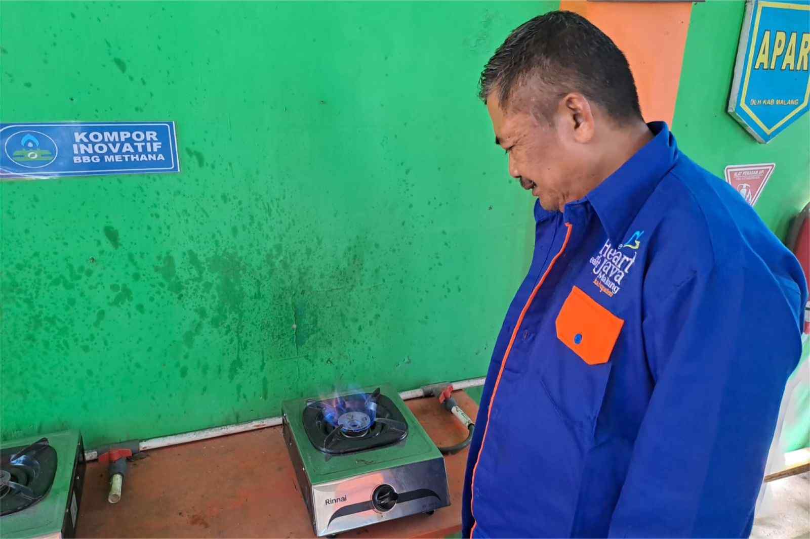 contoh biogas yang sudah dipasang ke kompor di tpa talangagung, kecamatan kepanjen, kabupaten malang 11zon
