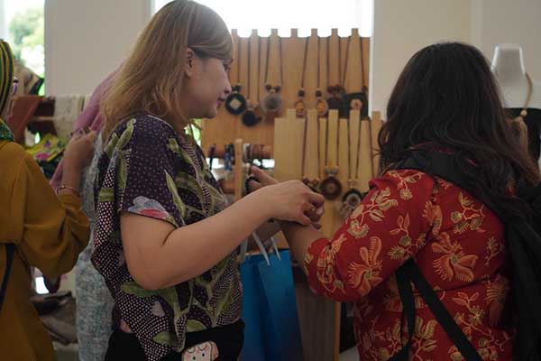 DWP Ditjen Keuda Kemendagri singgah di UMKM Corner, Balaikota Among Tani Batu. (ist) - DWP Ditjen Keuda Kemendagri Puji Handycraft Buatan UMKM Batu