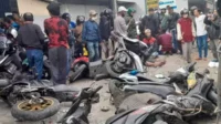 Deretan motor terparkir berserakan akibat kecelakaan. (ist) - Hindari Tabrakan, Expander Gasak Tiga Orang dan Deretan Motor Parkir di Teras BRI Bululawang