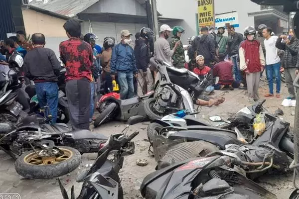 Deretan motor terparkir berserakan akibat kecelakaan. (ist) - Hindari Tabrakan, Expander Gasak Tiga Orang dan Deretan Motor Parkir di Teras BRI Bululawang