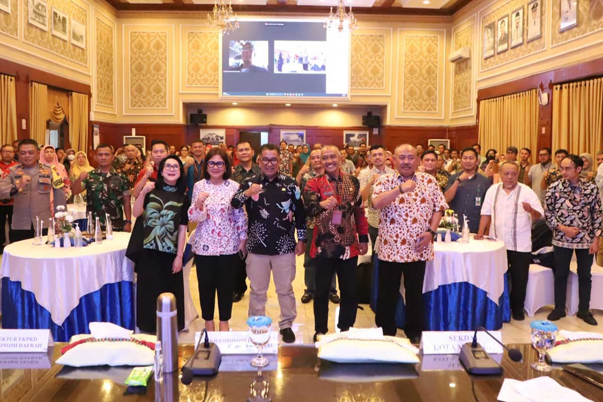 Dirjen Otoda Kemendagri bersama jajaran Pemkot Malang berfoto bersama. (ist) - Kunjungi Pemkot Malang, Dirjen Otoda Kemendagri Ingatkan ASN Harus Netral