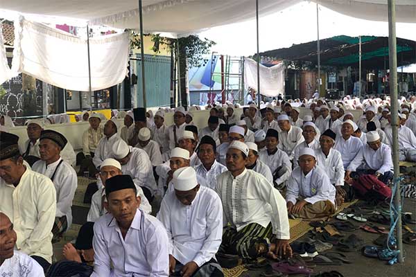 Doa bersama di Jalan Sultan Agung, Kecamatan Kepanjen, Kabupaten Malang. (Seru.co.id/wul) - Ribuan Jemaah Al Khidmah Doa Bersama Peringati Tahun Baru Islam 1445 Hijriah