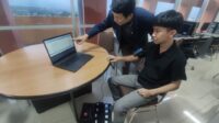 dr eng romy budhi widodo mt dan mahasiswanya, menunjukkan cara kerja mouse difabel rhd