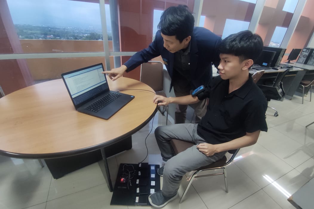dr eng romy budhi widodo mt dan mahasiswanya, menunjukkan cara kerja mouse difabel rhd