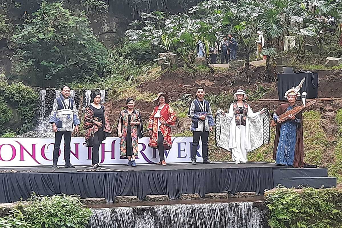 Fashion On The River menampilkan spesial model, para manager hotel se-Malang Raya. (dik) - Fashion On The River, Disparta Batu Usung 62 Karya 11 Desainer Lokal