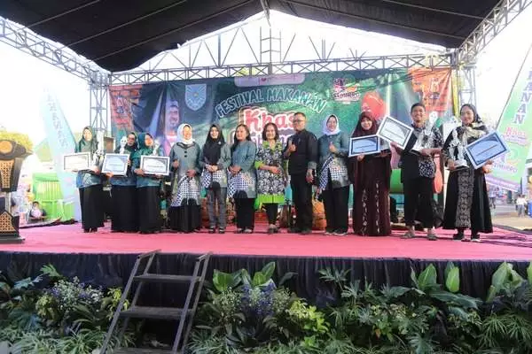 Foto bersama para pemenang lomba dengan dewan juri. (ist) - Festival Makanan Khas Kota Probolinggo Warnai Semipro 2023