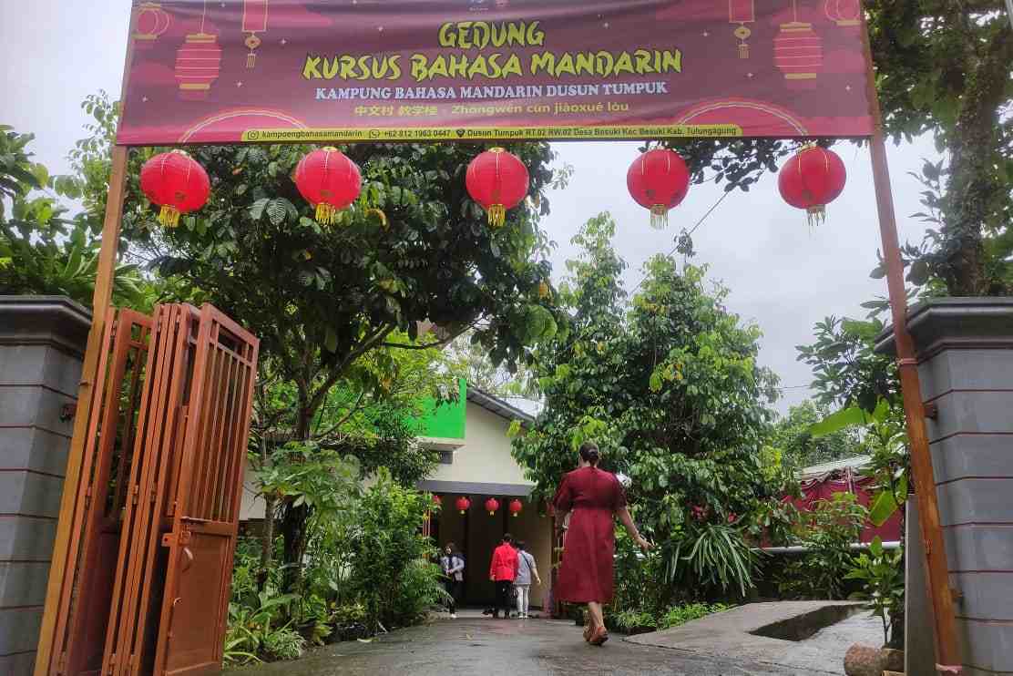 gedung kursus bahasa mandarin khas dengan ornamen china rhd 11zon