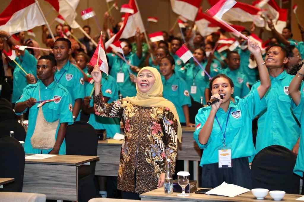 gubernu jatim bersama para siswa program adem papua di jawa timur 11zon
