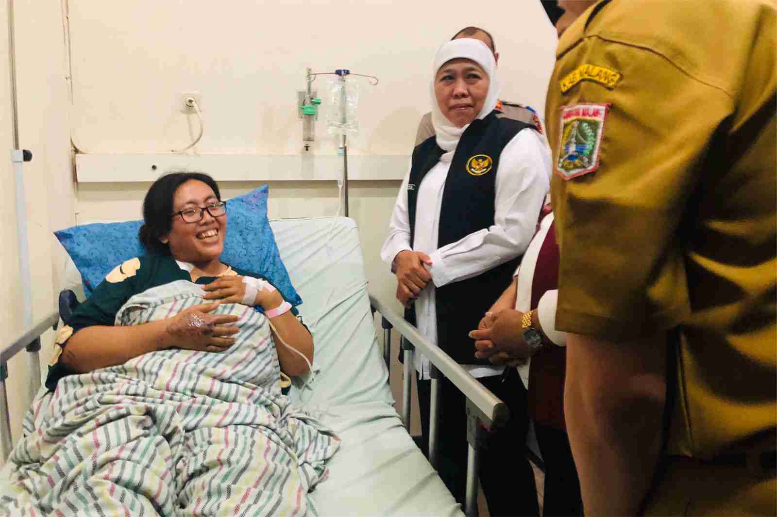 gubernur jatim, khofifah indar parawansa saat mengunjungi pasien korban tanah kongsor wul 11zon