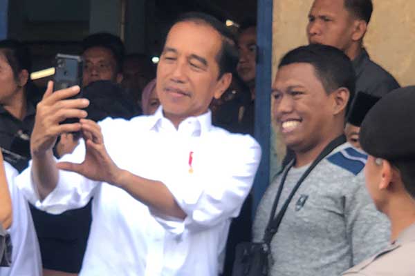 Hanafi Anshori saat berfoto dengan Presiden RI, Joko Widodo. (Seru.co.id/wul) - Idolakan Jokowi, Penjual Tahu Telur di Malang Berteriak Histeris
