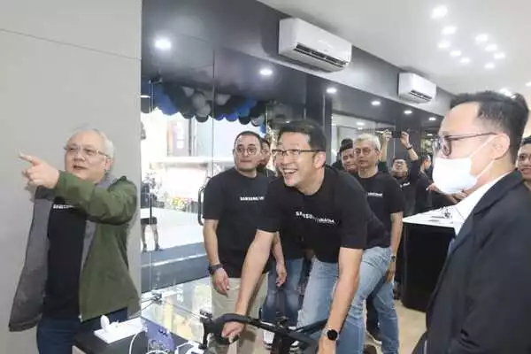 Head of MX Retail Marketing, Samsung Electronic Indonesi, Yadi Prayitno mencoba wearable devices sepeda outdoor. (ist) - Samsung Experience Store Manjakan Penikmat Olahraga Outdoor Miliki Wearable Devices