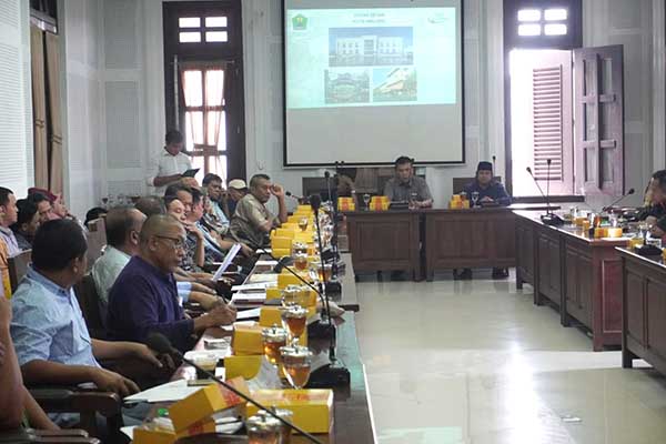 Hearing DPRD dan Diskopindag bersama para pedagang Pasar Besar. (jup) - Dibongkar atau Direnovasi? Pansus dan Diskopindag Temui Pedagang Pasar Besar