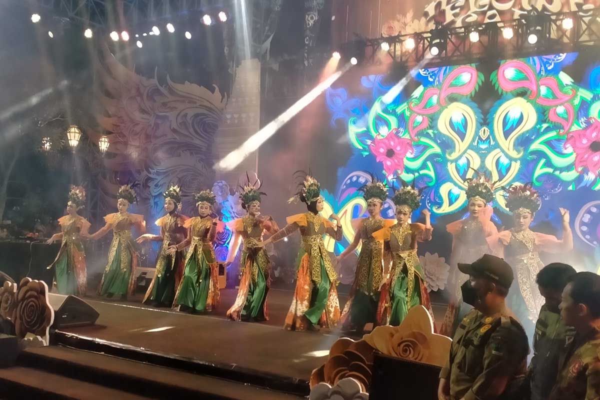 Hiburan tarian di awal pembukaan MFC. (dik) - Malang Flower Carnival Sukses Ramaikan Kayutangan Heritage