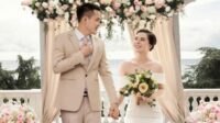 ilustrasi pasangan pengantin dalam sebuah pesta pernikahan