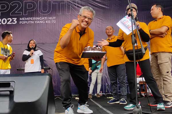 Ir Kartiko Ardi Widodo MT, usai menerima kejutan kue ulang tahun. (rhd) - Ribuan Peserta Fun Walk 2023 Semarakkan HUT ke-72 P2PUTN