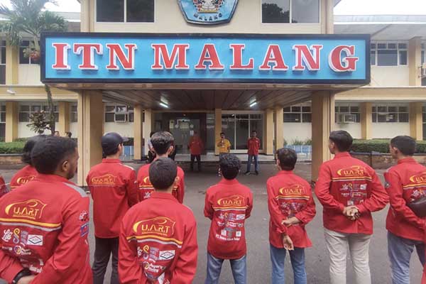 Jajaran Dekanat FTI memberikan wejangan ke tim UART Nagapasa ITN. (rhd) - Tim UART Nagapasa ITN Optimis Juara di Shell Eco-Marathon 2023 Mandalika