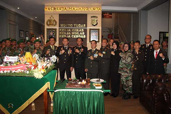 Jajaran Kodim 0833 dan Korem 083/Bdj berikan kado HUT ke-77 Bhayangkara. (ist) - Kodim 0833 dan Korem 083/Bdj Berikan Kejutan HUT ke-77 Bhayangkara