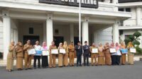 Jajaran OPD dan kepala sekolah penerima Top 10 KIPP Pemkot Malang. (rhd) - Berikan Penghargaan Top 10 KIPP Pemkot Malang, Sutiaji: Teruslah Berinovasi