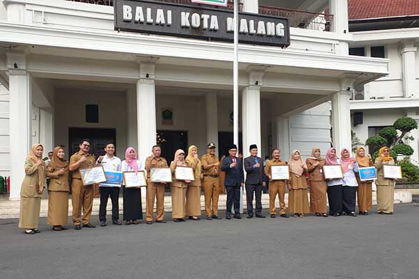 Jajaran OPD dan kepala sekolah penerima Top 10 KIPP Pemkot Malang. (rhd) - Berikan Penghargaan Top 10 KIPP Pemkot Malang, Sutiaji: Teruslah Berinovasi