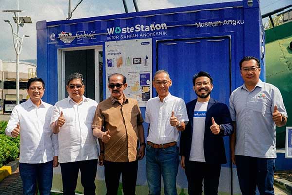 Jajaran pimpinan Toyota-Astra Motor dan Jatim Park Grup berfoto di Waste Station, Museum Angkut Batu. (ist) - Museum Angkut Batu Poles Wajah Wahana Edukasi Toyota Terrace