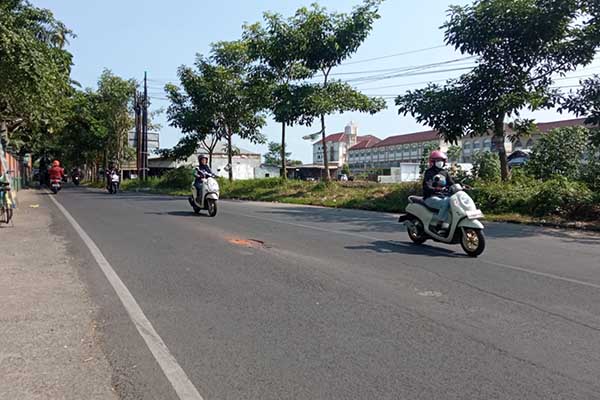 Jalan Piranha Atas (utara Sudimoro) hingga Jalan Ikan Tombro yang menjadi salah satu lokasi pembenahan. (jup) - DPUPR Siapkan 35 Paket Pembenahan & Pelebaran Jalan Pada Juli 2023