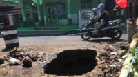 jalan berlubang desa dilem, kecamatan kepanjen, kabupaten malang wul 11zon