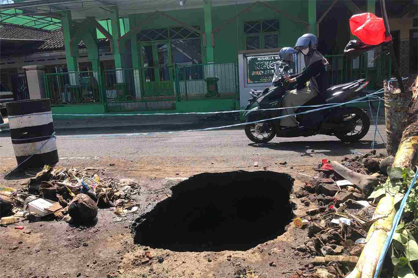 jalan berlubang desa dilem, kecamatan kepanjen, kabupaten malang wul 11zon