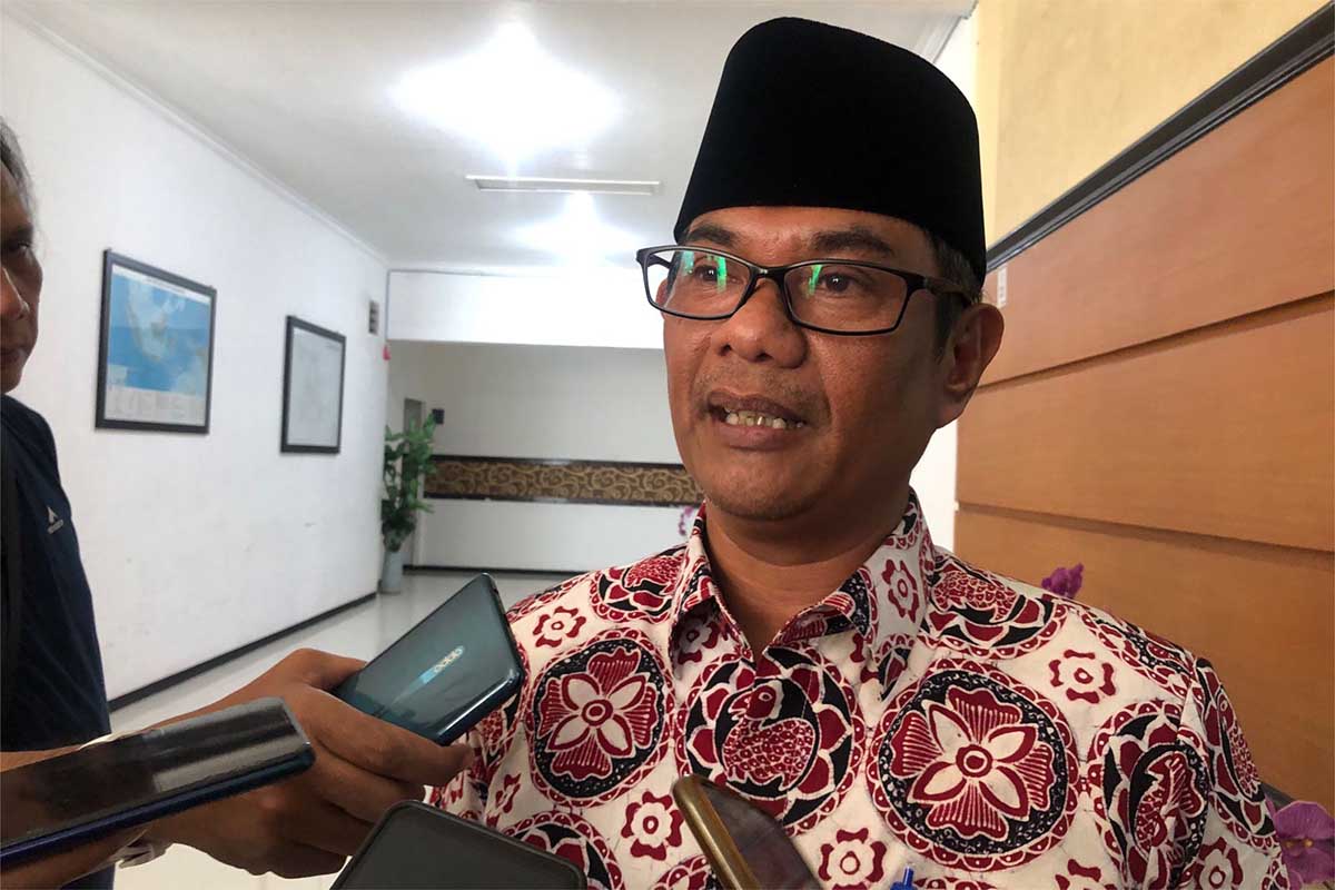 Juru bicara DPRD Kabupaten Malang, Ali Murtadlo, menjawab pertanyaan awak media. (wul) - DPRD Kabupaten Malang Setujui Sepenuhnya Ranperda Baru Tentang PDRD