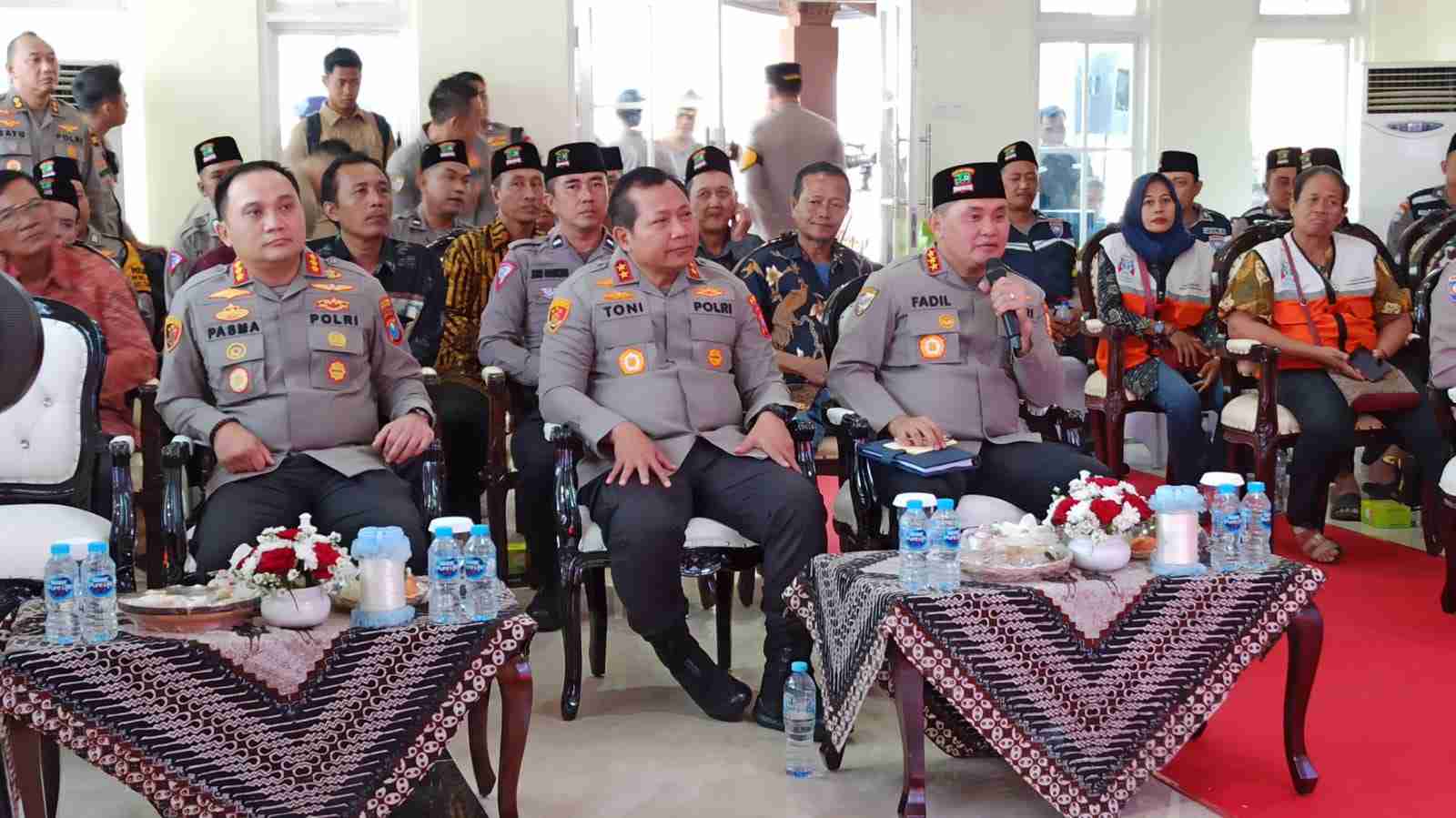 kabaharkam polri mayjen pol fadil imran saat meninjau polisi rw 11zon