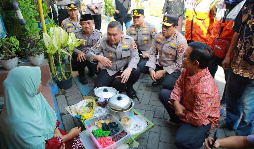 kabaharkam polri saat meninjau polisi rw 11zon