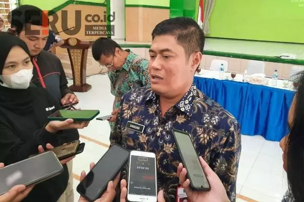 Kadisdikbud) Kota Malang, Suwarjana SE MM. (dik) - Kadisdikbud: Tak Ada Batas Waktu Seragam Baru!