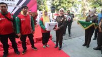 kajati jatim emi amiati saat bagikan sembako kepada petugas kebersihan 11zon
